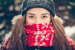 shutterstock_309376814 woman in winter with scarf Dec15
